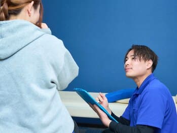 スタッフがお身体の状態を丁寧に伺う様子